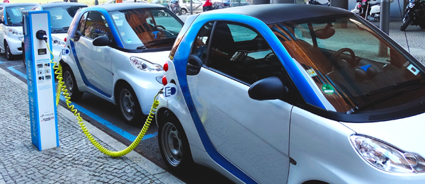 Elektrofahrzeuge beim Aufladen Elektrofahrzeuge beim Aufladen