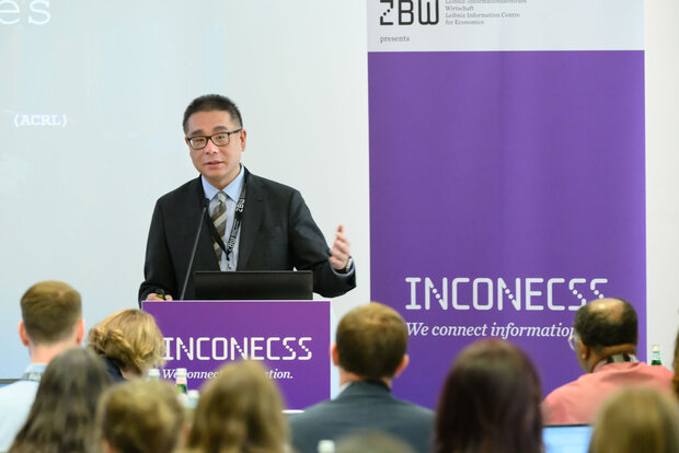 Keynote von Dr. Leo Lo zur Rolle von „AI Literacy“ in Bibliotheken
