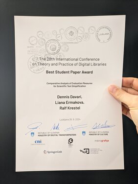 28th International Conference on Theory and Practice of Digital Libraries Best Student Paper Award: Dennis Davari, Liana Ermakova, Prof. Dr. Ralf Krestel