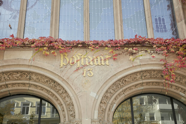 Historical main entrance Post Office 13, detail