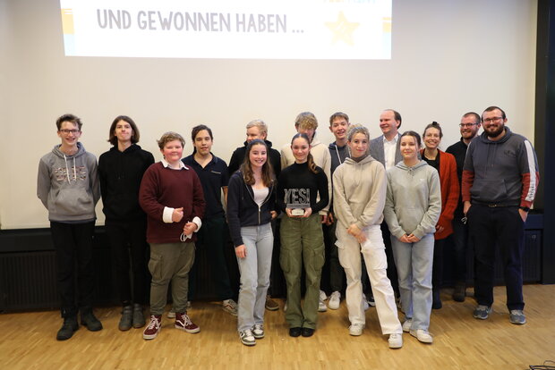 Siegerteam Heinrich-Heine-Schule aus Heikendorf mit dem Thema: „Nachhaltige Mobilität durch Daten und Künstliche Intelligenz“ 