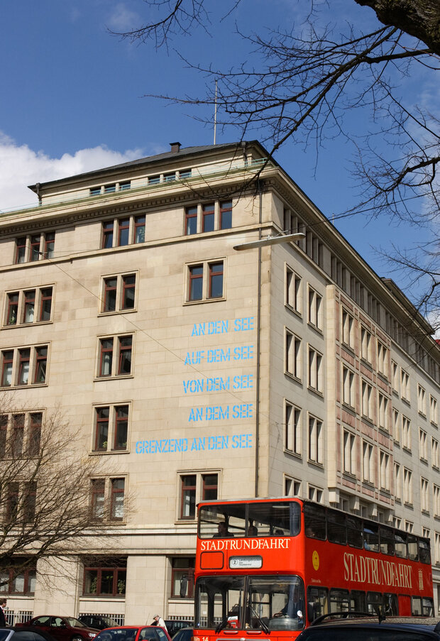 ZBW Hamburg: Außenansicht mit Bus der Hamburger Stadtrundfahrt