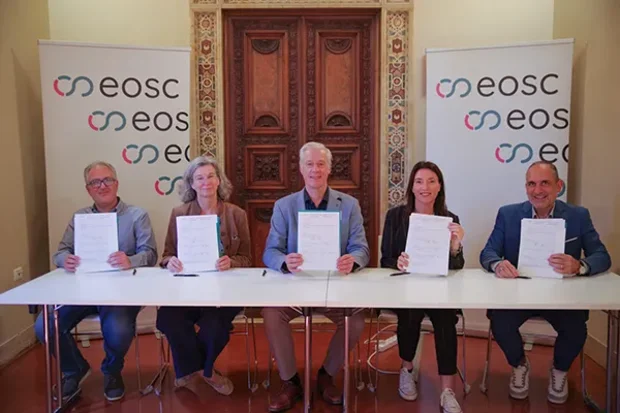 Prof. Dr Klaus Tochtermann, Director of the ZBW and President of the EOSC Association, signed a memorandum of understanding in Florence on 15 October 2026 with four EU-funded research projects totalling around 33.5 million euros. The aim is to jointly advance the development of a networked, interoperable and sustainable European research data infrastructure. 
