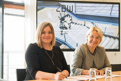 Hamburgs Wissenschaftssenatorin Katharina Fegebank und Schleswig-Holsteins Wissenschaftsministerin Kristin Alheit bei der Unterzeichnung des Kooperationsvertrages in der ZBW Kiel