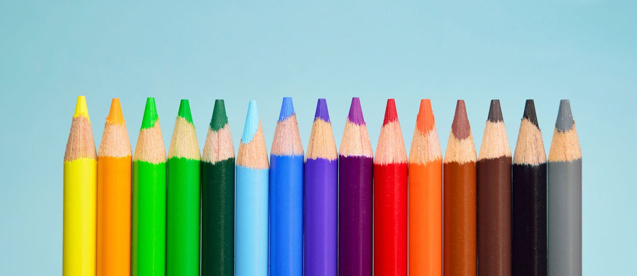 Reihe von Buntstiften unterschiedlicher Farbe