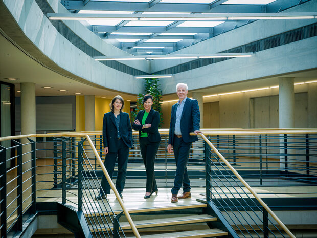 Christiane Müller, Axinia Braunisch and Professor Klaus Tochtermann