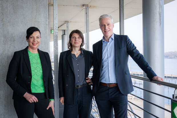 Axinia Braunisch, Christiane Müller and Professor Klaus Tochtermann