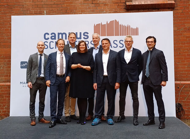 Gruppenfoto: Richtfest Campus Schlüterstrasse