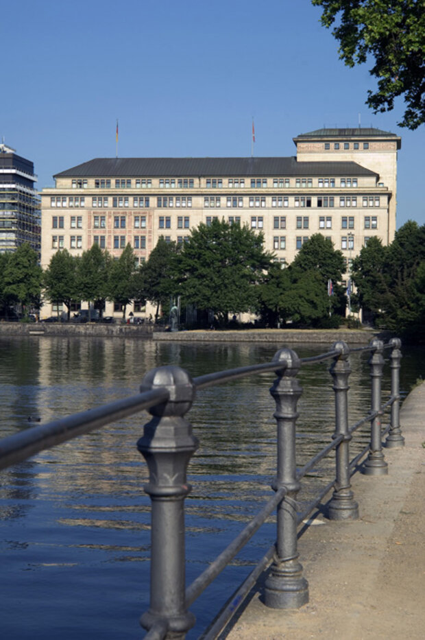 ZBW Hamburg: Außenansicht mit Alster und Geländer