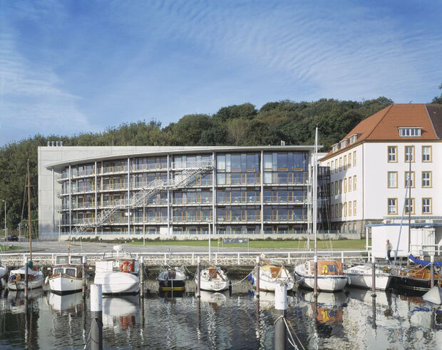 ZBW Kiel: exterior view with boats