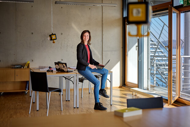 Prof. Dr. Isabella Peters in ihrem Büro in der ZBW