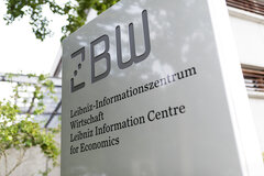 ZBW-Logo vor Ort