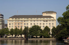 ZBW Hamburg: Außenansicht mit Alster