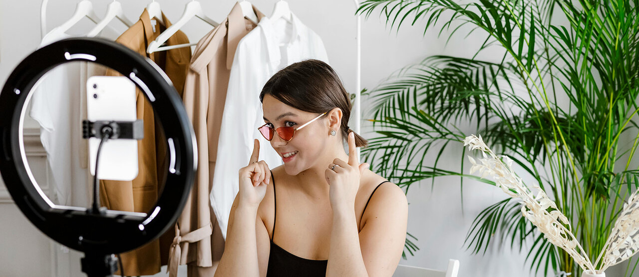 Influencerin mit Lichtring