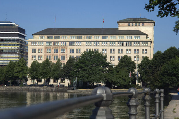 ZBW Hamburg: Außenansicht mit Alster und Geländer