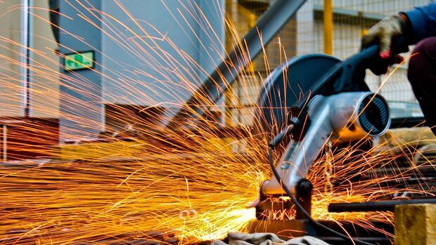 Metallbearbeitung in einer Fabrik