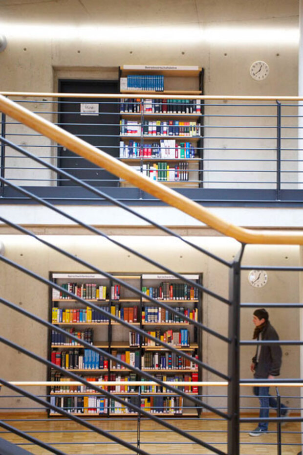 Treppe im Lesesaal der ZBW Kiel