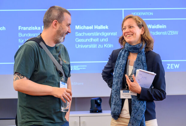 Konferenzteilnehmer im Gespräch mit Prof. Dr. Amelie Wuppermann (Universität Bayreuth)