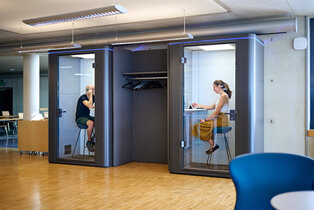 Hybrides Arbeiten mitten in der Bibliothek