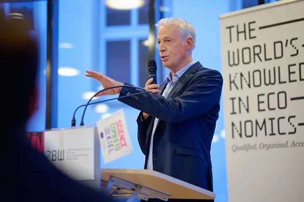 Prof. Dr. Klaus Tochtermann, ZBW, begrüßte die über 200 Schüler:innen aus ganz Europa in der ZBW in Kiel