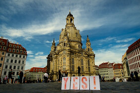 Schüler*innen mit dem "YES!"-Schriftzug vor der Dresdner Frauenkirche