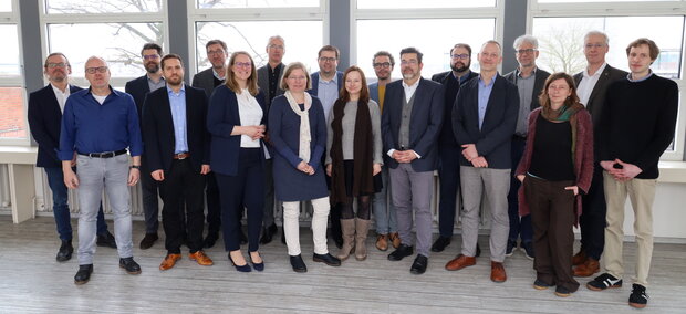 14 Hochschulen und Forschungseinrichtungen aus Schleswig-Holstein bei der Übergabe des Konzeptes zum Forschungsdatenmanagement 