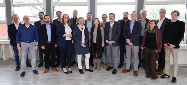 14 Hochschulen und Forschungseinrichtungen aus Schleswig-Holstein bei der Übergabe des Konzeptes zum Forschungsdatenmanagement