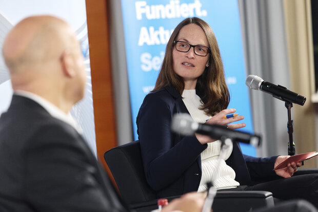 Dr. Nicole Waidlein (Chefredaktion Wirtschaftsdienst) im Gespräch mit Prof. Gabriel Felbermayr