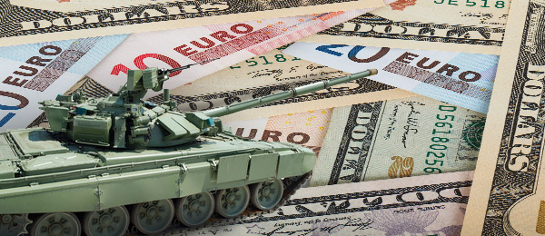 Foto: Geldscheine und Panzer