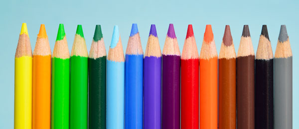 Reihe von Buntstiften unterschiedlicher Farbe
