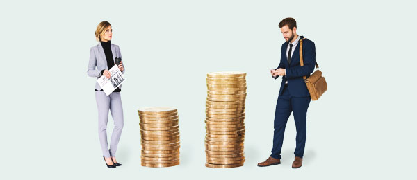 Links eine Frau mit Wirtschaftszeitung und coffee-to-go in der Hand. Rechts ein Mann, der auf sein Handy guckt, Laptoptasche über der Schulter. Zwischen den beiden: zwei Stapel mit Euro-Münzen.