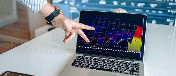 Laptop-Bildschirm zeigt eine Grafik mit verschiedenen Kurven