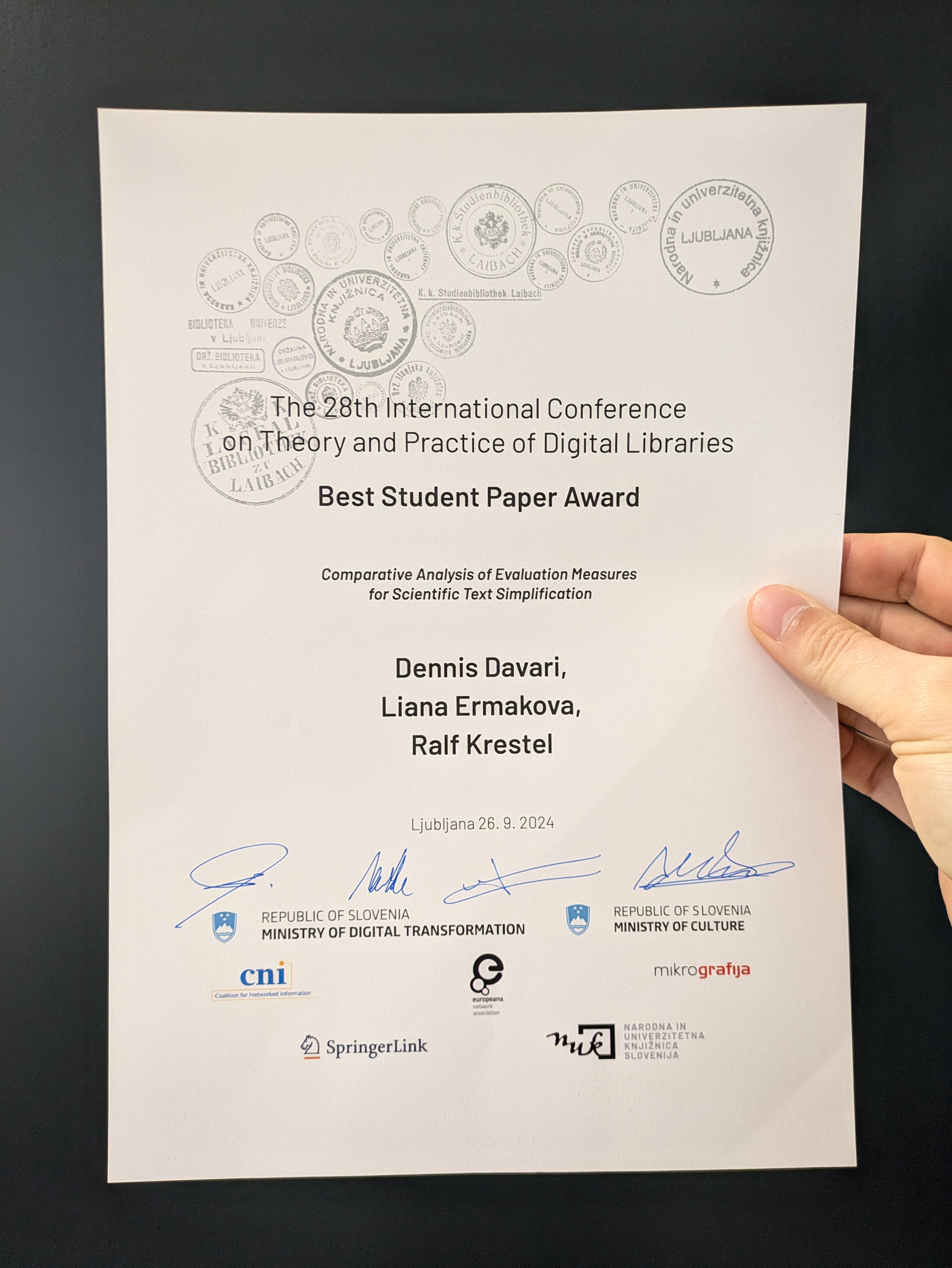28th International Conference on Theory and Practice of Digital Libraries Best Student Paper Award: Dennis Davari, Liana Ermakova, Prof. Dr. Ralf Krestel