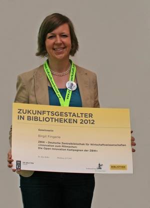 Die Gewinnerin des Preises "Zukunftsgestalter in Bibliotheken 2012": Birgit Fingerle, Innovationsmanagerin der ZBW