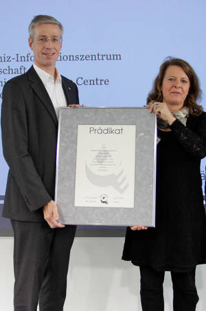Prof. Klaus Tochtermann, Direktor der ZBW und Kirsten Hölterhoff, Gleichstellungsbeauftragte der ZBW bei der Preisübergabe. 